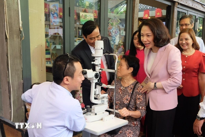 Lãnh đạo thành phố Hà Nội thăm hỏi Người cao tuổi trong buổi thăm khám mắt miễn phí. (Ảnh: Minh Nghĩa/TTXVN)