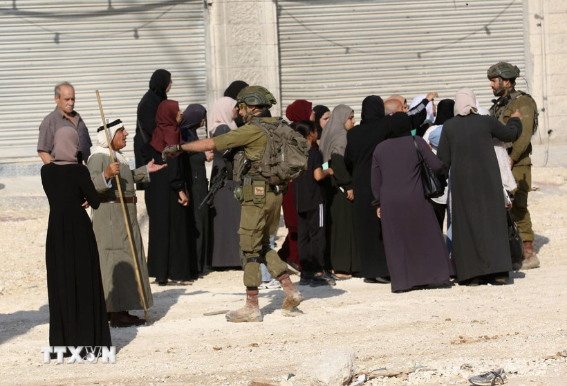 Binh sỹ Israel ngăn người Palestine trở về nhà tại trại tị nạn ở thành phố Tulkarm, Bờ Tây ngày 18/11/2025. (Ảnh: THX/TTXVN)