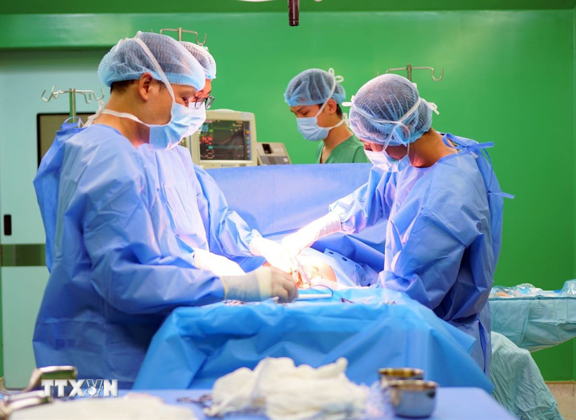 Các bác sỹ Bệnh viện Hoàn Mỹ Đà Nẵng cấp cứu thực hiện ca phẫu thuật thành công cho sản phụ mang thai 37 tuần bị viêm ruột thừa cấp tại Đà Nẵng. (Ảnh: TTXVN phát)