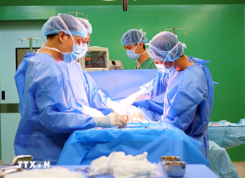 Các bác sỹ Bệnh viện Hoàn Mỹ Đà Nẵng cấp cứu thực hiện ca phẫu thuật thành công cho sản phụ mang thai 37 tuần bị viêm ruột thừa cấp tại Đà Nẵng. (Ảnh: TTXVN phát)