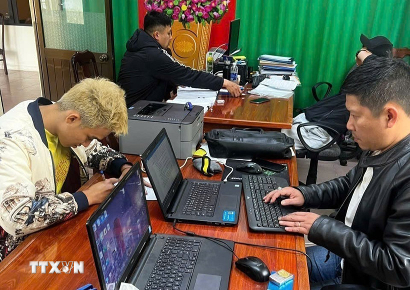 Đối tượng Trương Văn Thọ (trái, phía trước) tại cơ quan điều tra. (Ảnh: TTXVN phát)