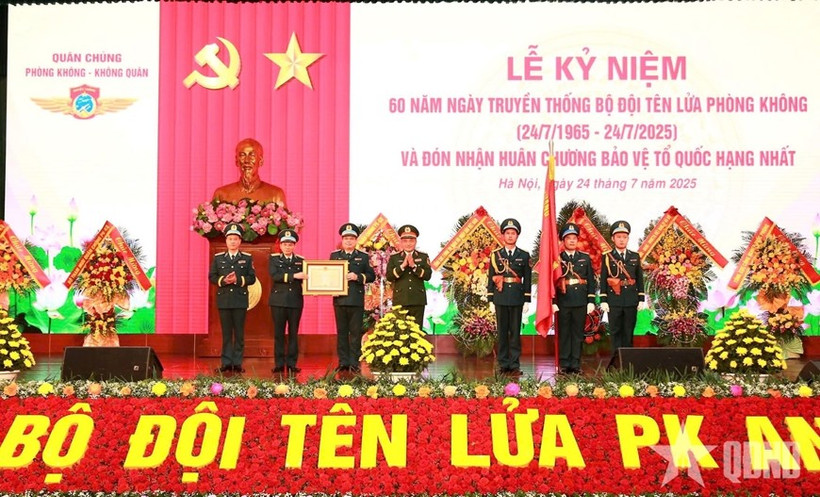 Thừa ủy quyền của Chủ tịch nước, Thượng tướng Nguyễn Văn Hiền trao Huân chương Bảo vệ Tổ quốc hạng Nhất tặng Quân chủng Phòng không-Không quân. (Nguồn: Báo Quân đội Nhân dân)