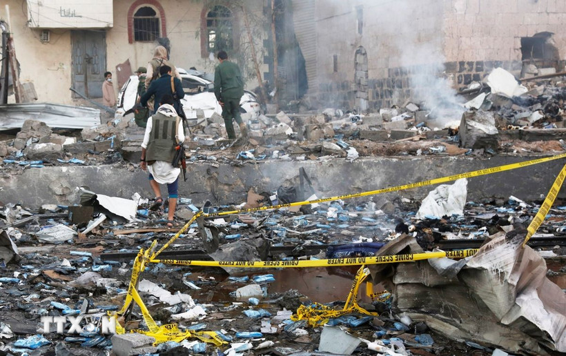 Tòa nhà bị phá hủy sau cuộc không kích của Mỹ tại Sanaa, Yemen. (Ảnh: THX/TTXVN)