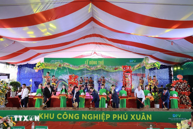 Các đại biểu thực hiện nghi thức động thổ tại Lễ khởi công. (Ảnh: TTXVN phát)