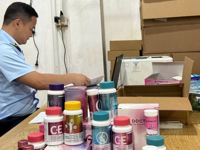 Các loại vitamin, collagen tại kho hàng. (Nguồn: Báo An ninh Thủ đô)