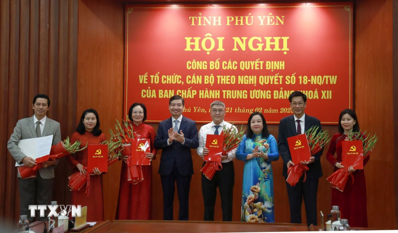 Thường trực Tỉnh ủy Phú Yên trao quyết định điều động, bổ nhiệm nhân sự. (Ảnh: Xuân Triệu/TTXVN)