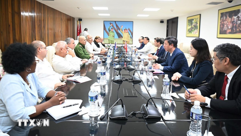 Đoàn công tác hội kiến Ủy viên Bộ Chính trị, Thường trực Ban Bí thư, Trưởng Ban Tổ chức Trung ương Đảng Cộng sản Cuba Roberto Morales Ojeda. (Ảnh: Việt Hùng/TTXVN)