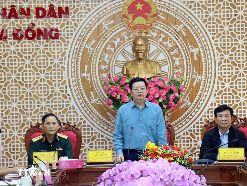 Phó Thủ tướng Chính Phủ Mai Văn Chính chỉ đạo tỉnh Lâm Đồng hoàn thành việc xây dựng nhà cho nhân dân bị thiên tai xong trước ngày 15/1/2026. (Ảnh: TTXVN phát)