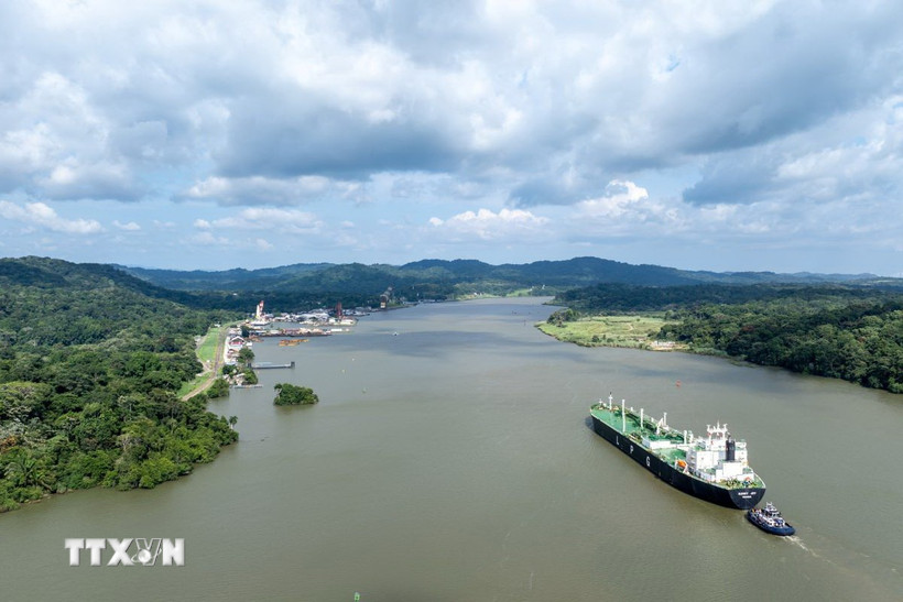 Con tàu di chuyển qua Kênh đào Panama ở Panama City, Panama. (Ảnh: THX/TTXVN)