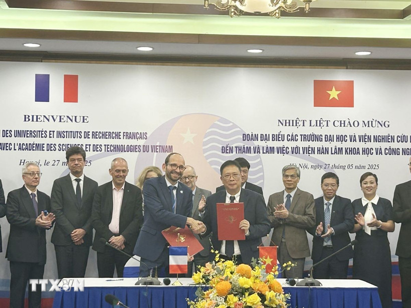 Viện Hàn lâm Khoa học và Công nghệ Việt Nam và Trung tâm Nghiên cứu Khoa học Quốc gia Pháp (CNRS) ký kết kế hoạch hành động giai đoạn 2025–2028. (Ảnh: Diệu Thúy/TTXVN)