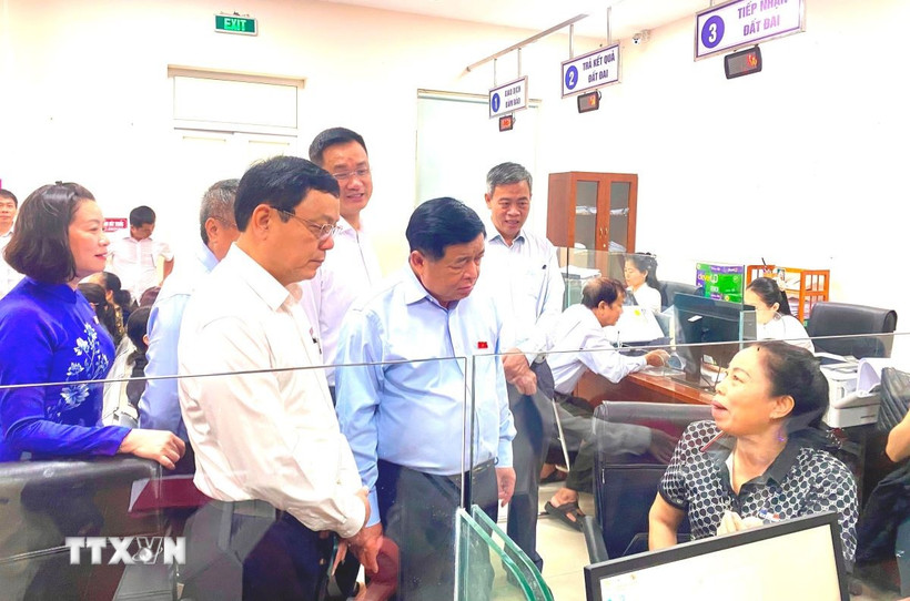 Phó Thủ tướng Nguyễn Chí Dũng kiểm tra tình hình tổ chức vận hành chính quyền hai cấp tại phường Đồng Hới, tỉnh Quảng Trị. (Ảnh: Võ Dung/TTXVN)