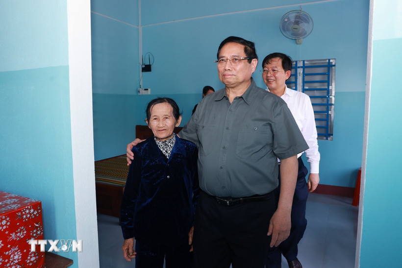 Thủ tướng Phạm Minh Chính thăm gia đình bà Trần Thị Tám, thuộc diện xóa nhà tạm, nhà dột nát trên địa bàn xã Bình Thành, huyện Tây Sơn. (Ảnh: Dương Giang/TTXVN)