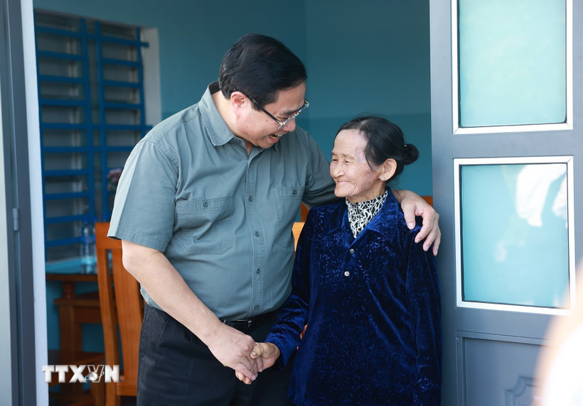 Thủ tướng Phạm Minh Chính thăm gia đình bà Trần Thị Tám, thuộc diện xóa nhà tạm, nhà dột nát trên địa bàn xã Bình Thành, huyện Tây Sơn. (Ảnh: Dương Giang/TTXVN)