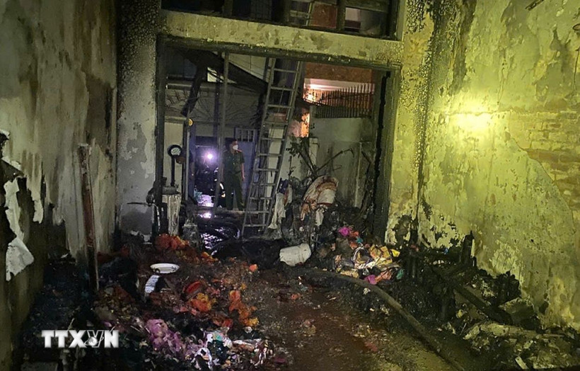 Hiện trường vụ cháy tại tầng 1 của ngôi nhà. (Ảnh: TTXVN phát)