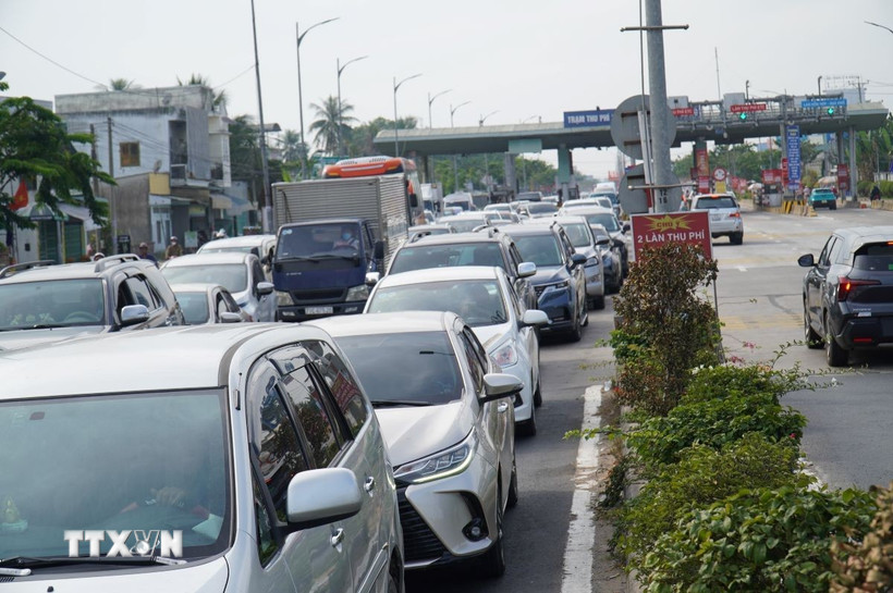 Tình trạng kẹt xe, ùn ứ xe kéo dài vào đầu năm mới tại cầu Rạch Miễu. (Ảnh: Huỳnh Phúc Hậu/TTXVN)