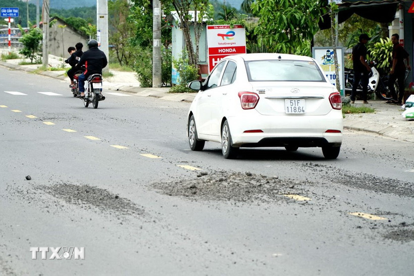 Đường ĐT601 được thông xe từ tháng 1/2024 nhưng đến nay đã xuất hiện nhiều điểm hư hỏng. (Ảnh: Quốc Dũng/TTXVN)