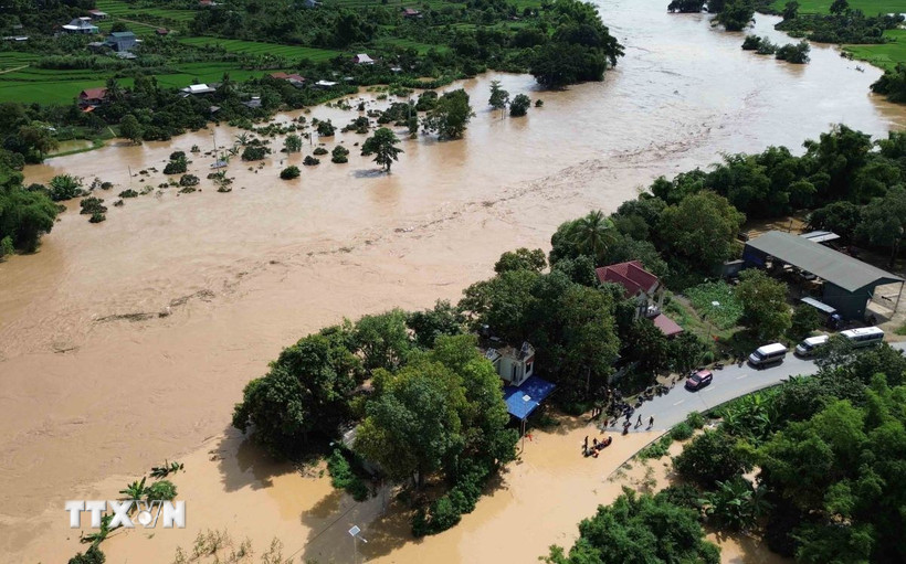 Mực nước sông Mã lên rất nhanh gây ngập lụt Quốc lộ 4G tại xã Mường Hung, giao thông chia cắt. (Ảnh: Quang Quyết/TTXVN)