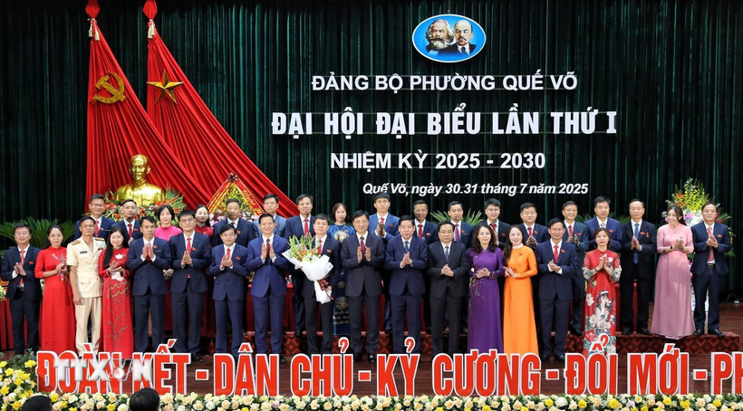Ông Nguyễn Duy Ngọc, Ủy viên Bộ Chính trị, Bí thư Trung ương Đảng, Chủ nhiệm Ủy ban Kiểm tra Trung ương, tặng hoa chúc mừng Đại hội. (Ảnh: Danh Lam/TTXVN)