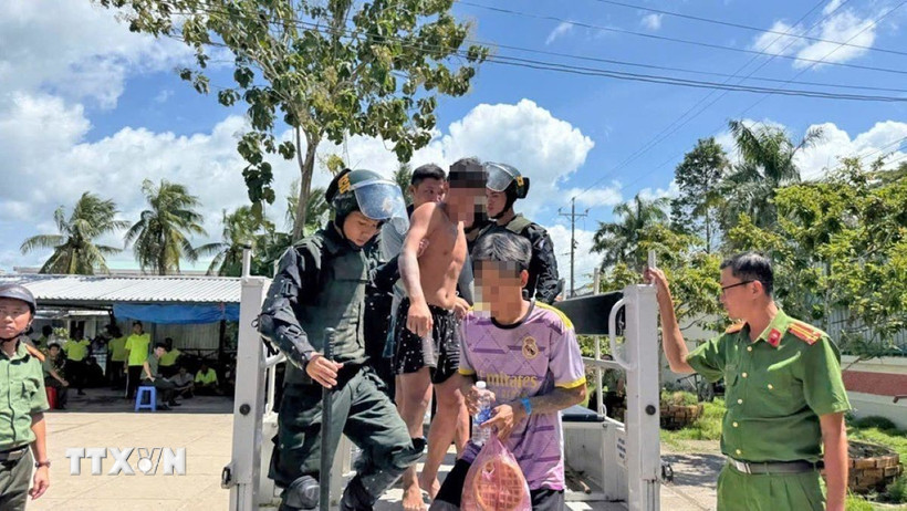 Các đối tượng bỏ trốn khỏi Cơ sở cai nghiện ma tuý số 2 bị lực lượng chức năng phát hiện, đưa trở lại Cơ sở cai nghiện. (Ảnh: TTXVN phát)