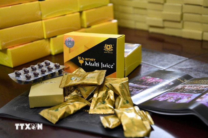 Lực lượng chức năng thu giữ tang vật vụ án. (Ảnh: TTXVN phát)