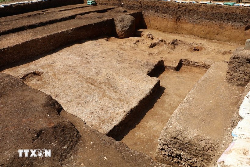 Khu vực khai quật tại di tích Mán Bạc. (Ảnh: Thùy Dung/TTXVN)