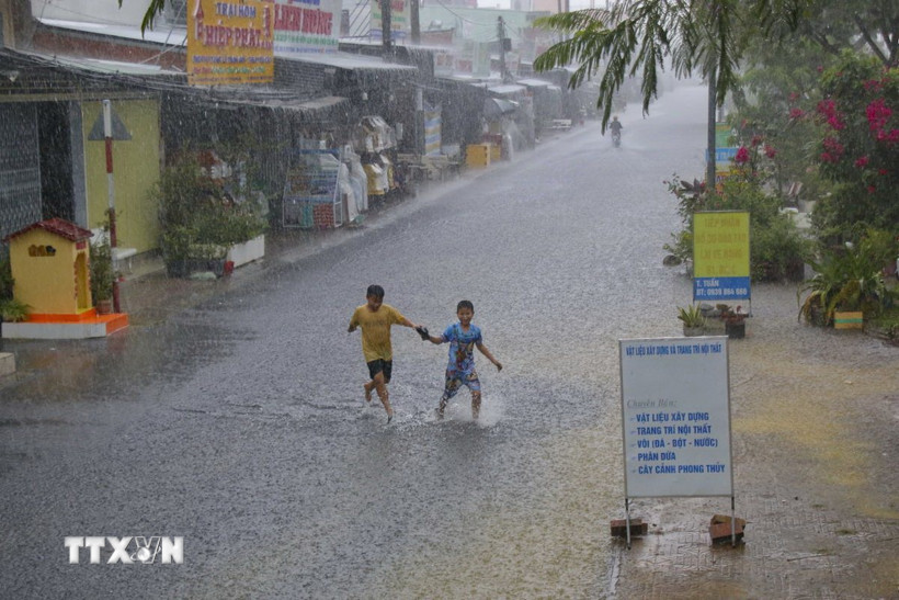 Mưa lớn tại thành phố Vị Thanh, tỉnh Hậu Giang chiều 10/4/2025. (Ảnh: Duy Khương/TTXVN)
