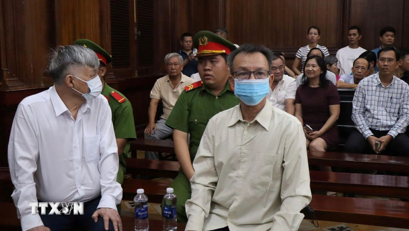 Bị cáo Nguyễn Công Khế (trái) và Nguyễn Quang Thông trong phiên tòa sáng 29/10/2025. (Ảnh: Linh Sơn/TTXVN)