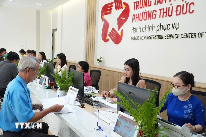 Môi trường làm việc thân thiện, công chức tận tình là những thay đổi tích cực trong nền hành chính công phục vụ. (Ảnh: Hữu Duyên/TTXVN)