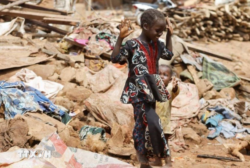 Căn nhà đổ sập do lũ quét tại thị trấn Mokwa, bang Niger, Nigeria ngày 31/5/2025. (Ảnh: Reuters/TTXVN)