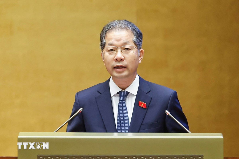 Chánh án Tòa án nhân dân tối cao Nguyễn Văn Quảng trình bày Báo cáo về việc thực hiện một số nghị quyết của Quốc hội nhiệm kỳ khóa XIV và khóa XV về giám sát chuyên đề, chất vấn. (Ảnh: Doãn Tấn/TTXVN)