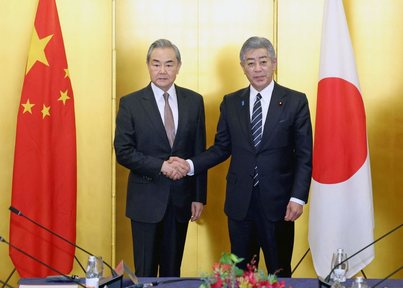Ngoại trưởng Nhật Bản Takeshi Iwaya và người đồng cấp Trung Quốc Vương Nghị. (Nguồn: Kyodo)