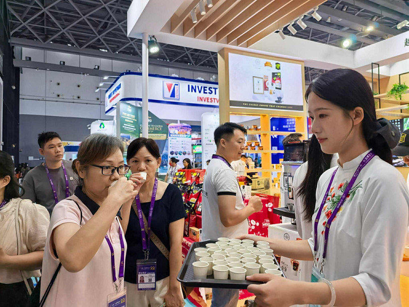 Người tiêu dùng thưởng thức càphê Việt Nam tại CAEXPO ngày 19/9. (Nguồn: chinanews)