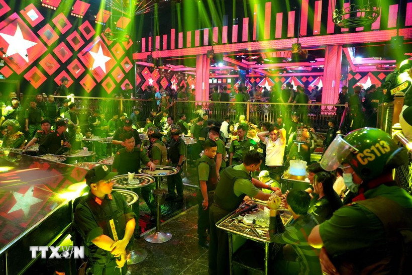 Cơ quan Cảnh sát Điều tra Công an tỉnh Bình Thuận khám xét quán Paris Night tại thành phố Phan Thiết (Bình Thuận). (Ảnh: TTXVN phát)