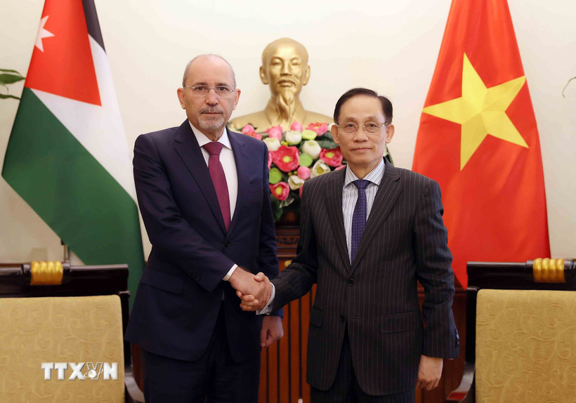 Bộ trưởng Bộ Ngoại giao Lê Hoài Trung tiếp Phó Thủ tướng, Bộ trưởng Bộ Ngoại giao và Kiều dân Jordan Ayman Hussein Abdullah Safadi. (Ảnh: An Đăng/TTXVN)