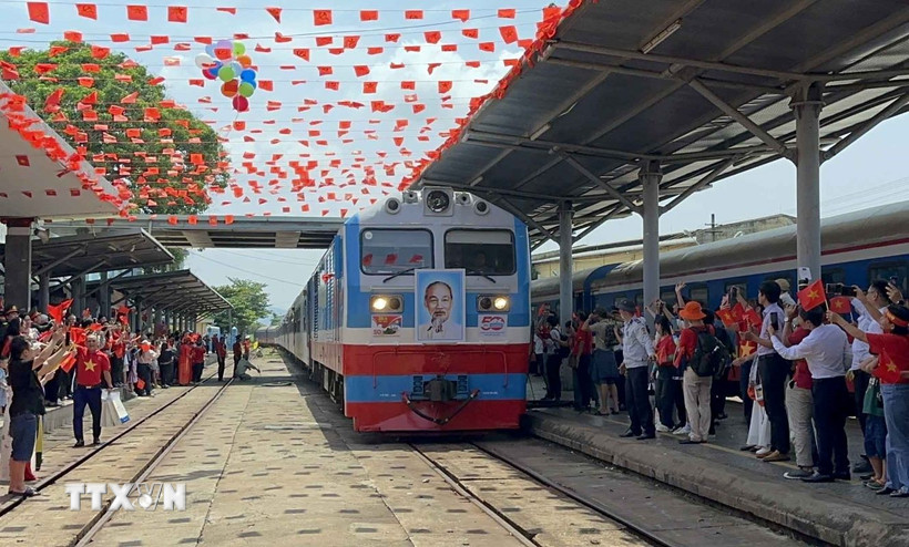 Đón "Đoàn tàu Thống Nhất" SE4 đến Đà Nẵng trong ngày Đại lễ 30/4. (Ảnh: Trần Lê Lâm/TTXVN)