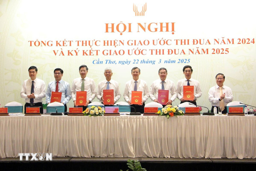 6 thành phố trực thuộc Trung ương tiến hành ký kết giao ước thi đua năm 2025. (Ảnh: Trung Kiên/TTXVN)