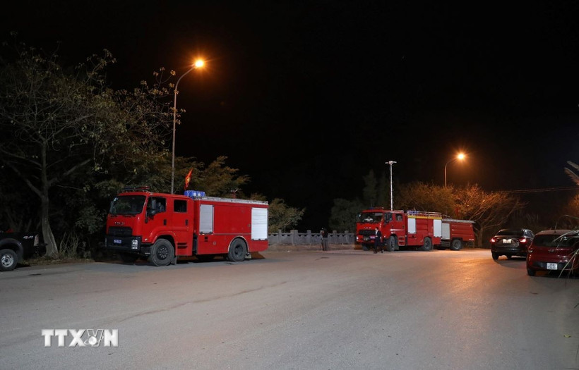 Phòng Cảnh sát Phòng cháy chữa cháy và cứu nạn cứu hộ, Công an tỉnh Ninh Bình huy động nhiều xe bơm đến chữa cháy. (Ảnh: Đức Phương/TTXVN)