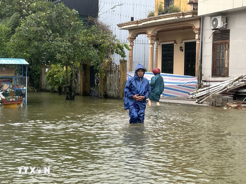 Mưa kéo dài nhiều ngày gây ngập trên một tuyến đường của phường Thuận An. (Ảnh: Mai Trang/TTXVN)