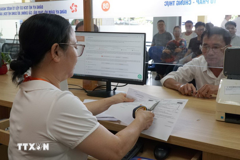 Vận hành thử nghiệm xử lý hồ sơ, thủ tục cho người dân tại Trung tâm phục vụ hành chính công phường Hòa Cường (mới). (Ảnh: Quốc Dũng/TTXVN)