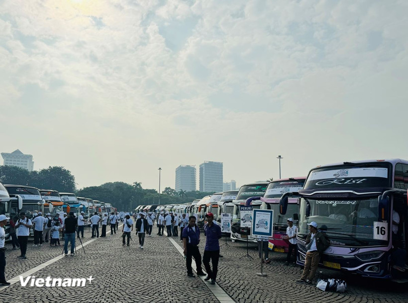 Chính phủ bố trí hàng ngàn xe buýt đưa người dân về quê miễn phí trong dịp Lễ Idul Fitri năm 2024. (Ảnh: Đỗ Quyên/Vietnam+)