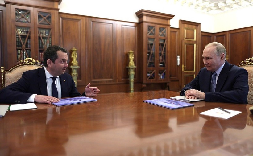 Thống đốc tỉnh Murmansk Andrei Chibis làm việc với Tổng thống Nga Vladimir Putin. (Nguồn: kremlin)