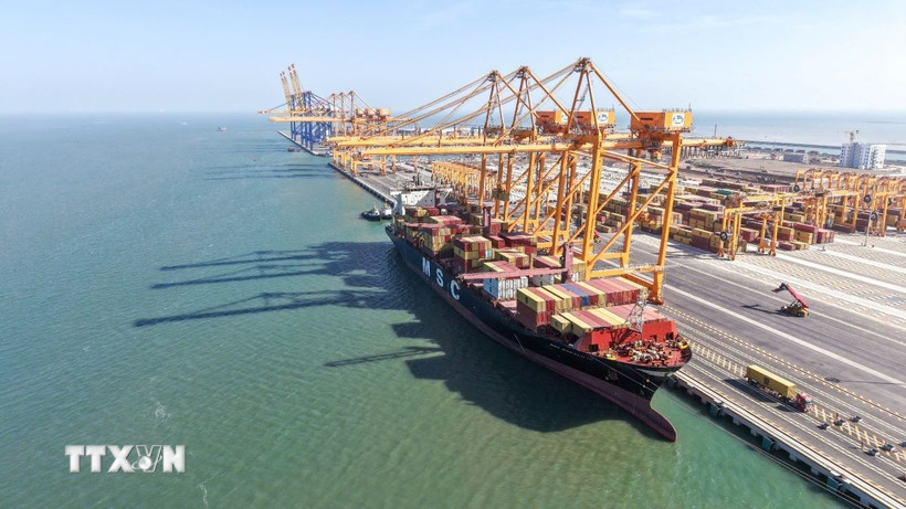 Chuyến tàu thương mại đầu tiên chính thức cập bến tại cầu cảng số 3 và 4 thuộc Công ty CP Cảng Hải Phòng. (Ảnh: TTXVN phát)