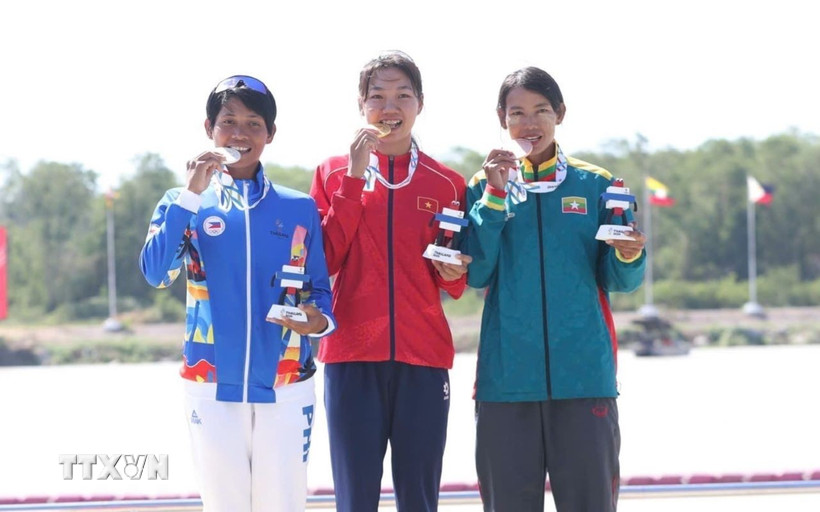 Hồ Thị Duy (giữa) giành HCV đầu tiên cho Việt Nam trong ngày 17/12. (Ảnh: TTXVN phát)