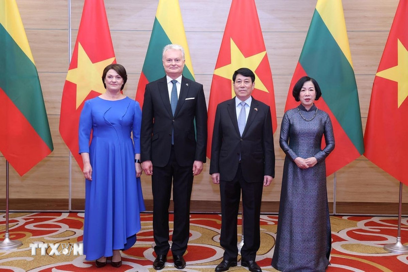 Chủ tịch nước Lương Cường và Phu nhân với Tổng thống Litva Gitanas Nauseda và Phu nhân dự tiệc chiêu đãi. (Ảnh: Lâm Khánh/TTXVN)