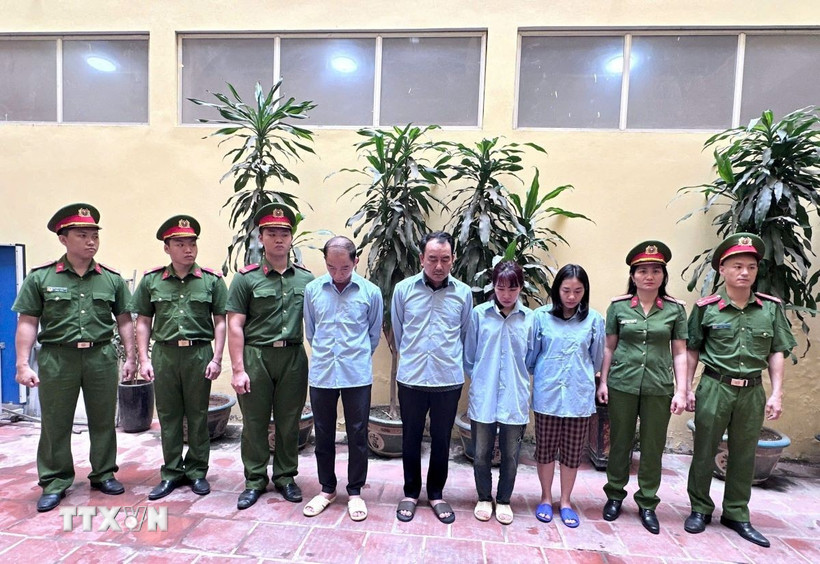 Nhóm bị can bị khởi tố về tội “Nhận hối lộ.” (Ảnh: TTXVN phát)