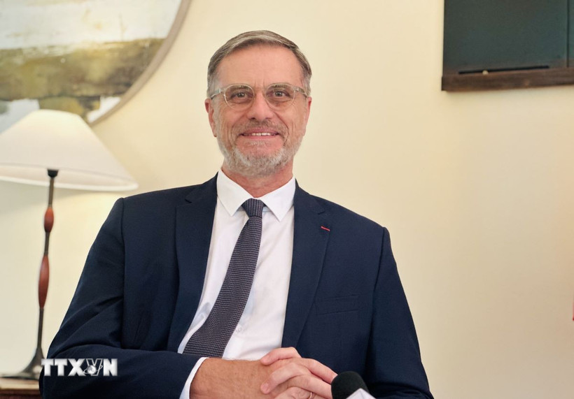 Đại sứ Cộng hòa Pháp tại Việt Nam Olivier Brochet trả lời phỏng vấn báo chí. (Ảnh: Việt Đức/TTXVN)
