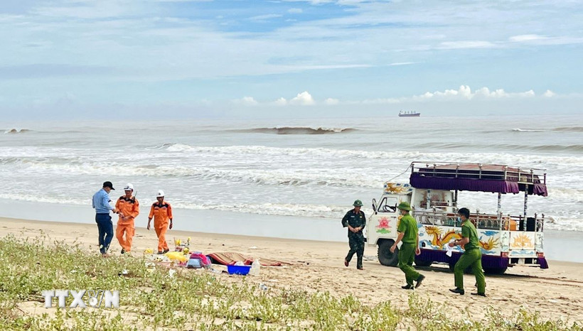 Lực lượng chức năng phối hợp với chính quyền xã Bắc Trạch lo hậu sự cho thuyền viên gặp nạn. (Ảnh: Nguyên Linh/TTXVN)