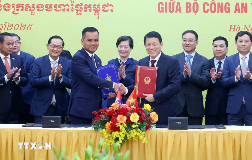 Đại tướng Lương Tam Quang, Bộ trưởng Bộ Công an Việt Nam và Phó Thủ tướng, Bộ trưởng Bộ Nội vụ Vương quốc Campuchia Sar Sokha ký Kế hoạch hợp tác năm 2025 giữa hai Bộ. (Ảnh: Phạm Kiên/TTXVN)