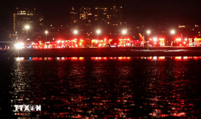 Lực lượng cứu hộ được triển khai tại hiện trường vụ va chạm giữa trực thăng quân đội Mỹ với máy bay chở khách của Hãng American Airlines. (Ảnh: Reutres/TTXVN)