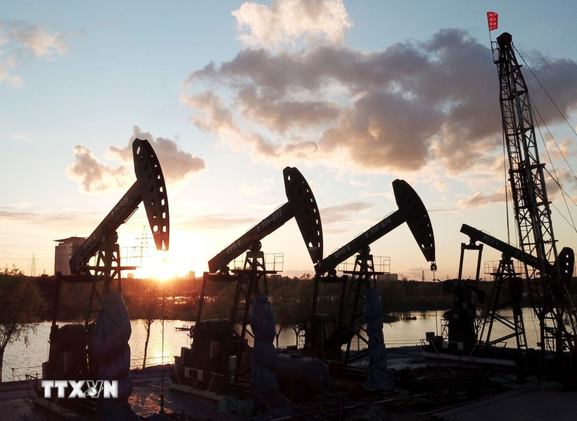 Giàn khoan dầu tại tỉnh Hắc Long Giang, Trung Quốc. (Ảnh: THX/TTXVN)